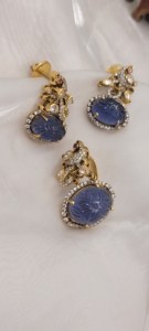 Meilleure collection de bijoux indiens traditionnels de luxe, de haute qualité, ovales, sculptés avec des pierres bleues. - Product Image 2