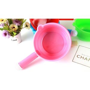 Louche à eau en plastique colorée avec long manche pour le jardinage et le bain - Product Image 2