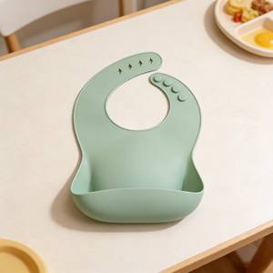 Bavoirs pour bébé en silicone sans BPA avec logo personnalisé et poche de récupération des aliments, imperméables, de qualité alimentaire, vente en gros, pour bébés de 1 à 6 mois - Product Image 6