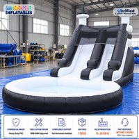 Toboggan aquatique commercial Black Castle avec piscine, toboggan double piste en PVC de 24 pieds pour entreprise de location
