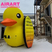Canard gonflable d'activité de thème de plage avec la planche à roulettes