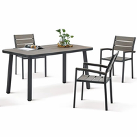 Ensemble de meubles de salle à manger de jardin 4 places, table et chaises en plastique imitation bois pour hôtel en plein air