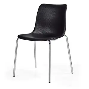 价格便宜的经典PP塑料堆叠椅子和现代餐饮塑料餐厅椅子，带金属腿