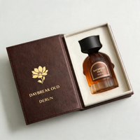 Flacon de parfum à rayures verticales de haute qualité avec bouchon noir, prend en charge l'impression personnalisée de couleur et de logo avec boîte d'emballage assortie