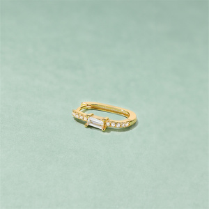 Pendientes de Aro con Zirconia Incrustada en Forma de U, Diseño de Caballo Geométrico, Brillantes, para Uso Diario - Product Image 4