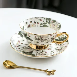 Toptan fantezi retro lüks zarif altın yeşil çiçek porselen kahve çay bardağı ve altlık set lüks saucer ile çay bardağı set