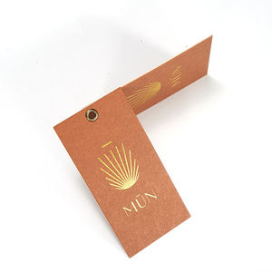 Etiquetas colgantes de papel personalizadas de lujo para zapatos y prendas Logotipo diseñado e impreso Etiqueta oscilante en relieve con cuerda - Product Image 3