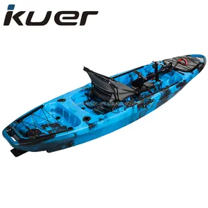 Kuer brevet assis sur le dessus kayak pêche avec pédale