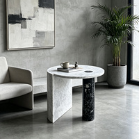 Table d'appoint moderne et créative en marbre noir et blanc contrastant, idéale pour les salons de luxe et les espaces d'art moderne.