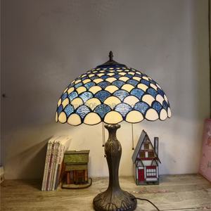 Table Tiffany de style européen 16'' en verre teinté, artisanat fait main, design écailles de poisson en résine pour salon, chambre, café - Product Image 6