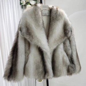 <span class=keywords><strong>Cappotto</strong></span> di Lusso in Finta <span class=keywords><strong>Pelliccia</strong></span> di Volpe Ecologica per <span class=keywords><strong>Donna</strong></span>, Lunghezza Regolare, Spesso e Caldo, <span class=keywords><strong>con</strong></span> Colletto Rovesciato e Tasche - Product Image 6