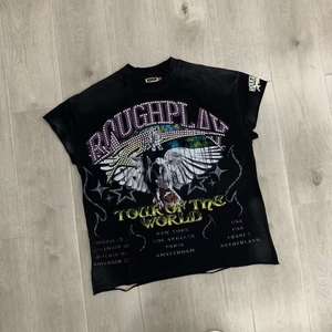 Camiseta negra de manga corta para hombre de ROUGHPLAY, camiseta de verano informal con estampado Tour Of The World, estilo callejero - Product Image 1