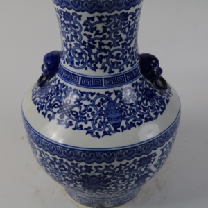 Jarrón de Porcelana de Jingdezhen Pintado a Mano, Estilo Chino Azul y Blanco, Diseño Art Deco con Asas de León, Adorno Decorativo, Regalo - Product Image 2