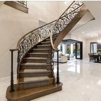 Escalier incurvé personnalisé de luxe en fer forgé galvanisé à chaud à double limon design escalier intérieur en bois de chêne blanc
