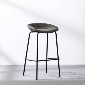 <span class=keywords><strong>Tabouret</strong></span> <span class=keywords><strong>de</strong></span> <span class=keywords><strong>bar</strong></span> <span class=keywords><strong>industriel</strong></span> durable avec siège en similicuir gris, structure en fer <span class=keywords><strong>noir</strong></span> et repose-pieds pour usage domestique ou professionnel - Product Image 2
