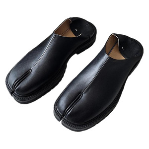 รองเท้าสลิปออนทรงเตี้ยแบบ Tabi รุ่นใหม่ปี 2026 สำหรับผู้ชาย ดีไซน์ทันสมัย สวมใส่ง่าย หัวรองเท้าทรงเกือกม้า ดีไซน์แยกนิ้วเท้าแบบพิเศษ รองเท้าผ้าใบลำลอง - Product Image 5