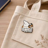 Broche personnalisée moderne et humoristique en émail dur avec motif d'oie et slogan certifié, épingle de collection en métal moulé sous pression plaqué avec logo personnalisé pour