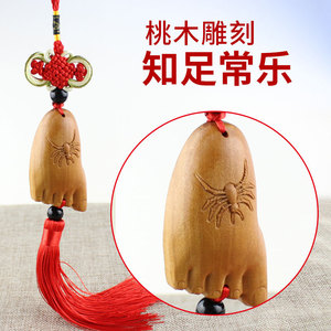 Colgante de madera de durazno para coche, adorno decorativo que aporta contento y felicidad al interior del vehículo, ideal como regalo. - Product Image 5