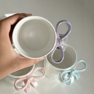 Taza de Café de Cerámica con Esmalte Perlado Creativo al por Mayor, Asa con Forma de Lazo 3D, Lazo Irregular en Relieve para Regalo de Fiesta o para Cafeterías - Product Image 4