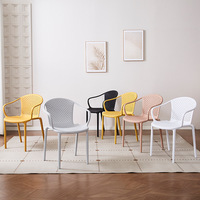Chaise à bras empilable moderne en plastique pour extérieur, jardin, maison et restaurant – Nouveauté en gros