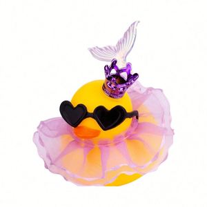 Pato de Goma Adorable al por Mayor para Decoración de Salpicadero de Coche, Adorno de Plástico con Mini Corona, Falda y Gafas - Product Image 1