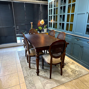 Mesa de Comedor Neoclásica Francesa de Madera Maciza con Cubierta de Vidrio Templado y Sillas Tapizadas en Chenilla Color Avena para Uso en Hoteles - Product Image 5