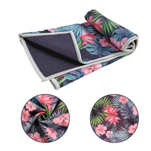 Serviette de golf en microfibre à motif gaufré avec clip, logo personnalisé - Product Image 1