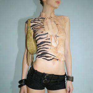 Débardeur court sexy pour femme à imprimé animalier avec détails lacés sur le devant, tendance été 2026, idéal pour les tenues de soirée en club - Product Image 1