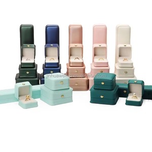 Nuova Scatola per Gioielli a Forma di Corona Modello L-I521 Marca TONVIC in Pelle PU con Logo Personalizzato, Prezzo di Fabbrica, Lusso, Vendita all'Ingrosso, Oro Bianco - Product Image 4