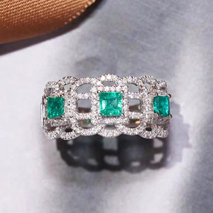 Anello da Donna Stile Palazzo con Design Traforato, Elegante Verde Smeraldo, Accessorio di Lusso per Feste, Regalo - Product Image 1