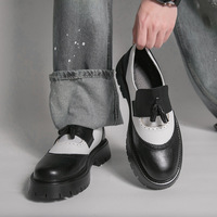 Nouveaux Mocassins à Enfiler Printemps 2026 en Stock Usine, Chaussures Brogues Noires et Blanches à Semelle Épaisse, Chaussures en Cuir Sculpté Vintage