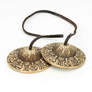 Clochettes Tingsha en laiton avec motif Bouddha pour la pratique spirituelle - Product Image 1