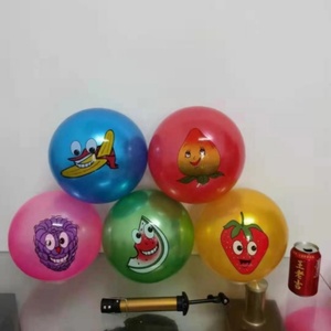 ลูกบอลสายรุ้งพิมพ์โลโก้ PVC ลูกฟุตบอลชายหาดเป่าลมได้ ขนาด 9 นิ้ว 22 ซม. ของเล่นชายหาดทรงสูงสีรุ้ง - Product Image 6