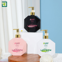 Luxe 300ml 500ml PET Épaule Shampooing Bouteille Logo Personnalisé Pompe Sablé Gel Douche Produits de Soins Capillaires Fait Parfum
