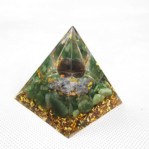 Pyramide en époxy cristal avec pierres vertes et feuille d'or, ornement de bureau Feng Shui pour la maison, le bureau et l'étude - Product Image 4