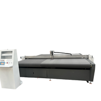 Machine de découpe numérique CNC à alimentation automatique avec couteau oscillant pour stores zébrés, tissus, textiles et matériaux souples sur table de convoyeur