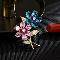 Bros Pin Kristal Emas Mewah Berhiaskan Rhinestone Perhiasan Wanita Desain Corsage Unik Bros Bunga Logam Aksesori Fashion