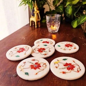 Ensemble de sous-verres artisanaux écologiques en marbre blanc oriental avec support et motif floral Pietra Dura - Product Image 2