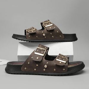 Sandales noires en PVC à enfiler avec boucles et clous dorés, bout ouvert, semelle extérieure en caoutchouc antidérapante, chaussures d'été pour hommes - Product Image 4
