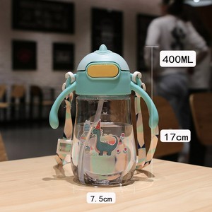 Vaso de agua con diseño de dinosaurio colorido de 320 ml con asa y correa para niños de 2 a 4 años, material PP, flujo medio - Product Image 4