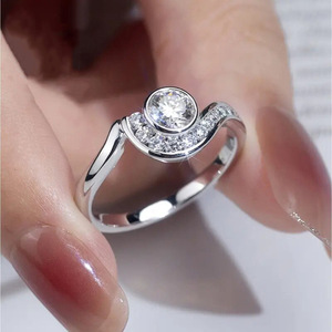 Anello da donna a forma irregolare, gioiello moderno e alla moda - Product Image 5
