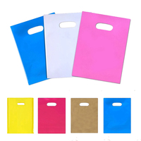 Sac à poignée découpée à l'emporte-pièce personnalisé en usine Cadeau de vêtement Bouche plate Sac à main en plastique Sac à provisions avec logo personnalisé