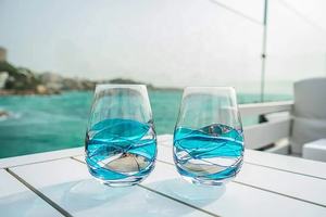 HGCH 21oz soufflé à la bouche peint à la main Mediterrani Blue line verre à vin sans pied avec tourbillon bleu - Product Image 3