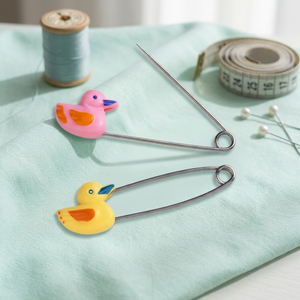 Épingles de sécurité pour couches bébé Duck Design 3 pouces, en PP et acier inoxydable, certifiées UE, couleur personnalisable disponible pour couches bébé et adulte - Product Image 2