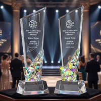 Trophée personnalisé en cristal irisé avec base en diamant gravée pour la reconnaissance des employés lors de galas annuels d'entreprise
