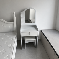 Coiffeuse de chambre moderne et minimaliste pour petits espaces, avec miroir coulissant, compartiments de rangement et un design élégant.