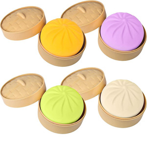 Peluche antiestrés de simulación de descompresión con expresiones de personajes, de gran tamaño, con diseño de panecillo, de rebote lento y colores vibrantes - Product Image 1
