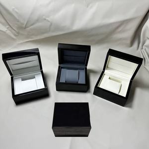 Роскошный изготовленный на заказ логотип один органайзер для хранения часов премиум черный лаковый деревянный футляр для часов с подушкой из искусственной кожи - Product Image 1