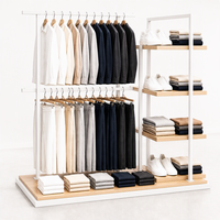Présentoir mural multi-emplacements en métal noir pour vêtements, avec plateforme pour mannequin et étagère en bois, usage commercial