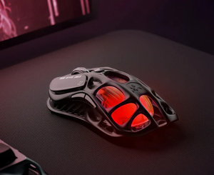 Souris de jeu sans fil GravaStar Mercury M2 Stealth Black Tri-Mode PAW3395 26K DPI 79g en alliage de magnésium, récompensée par le Red Dot Award - Product Image 1